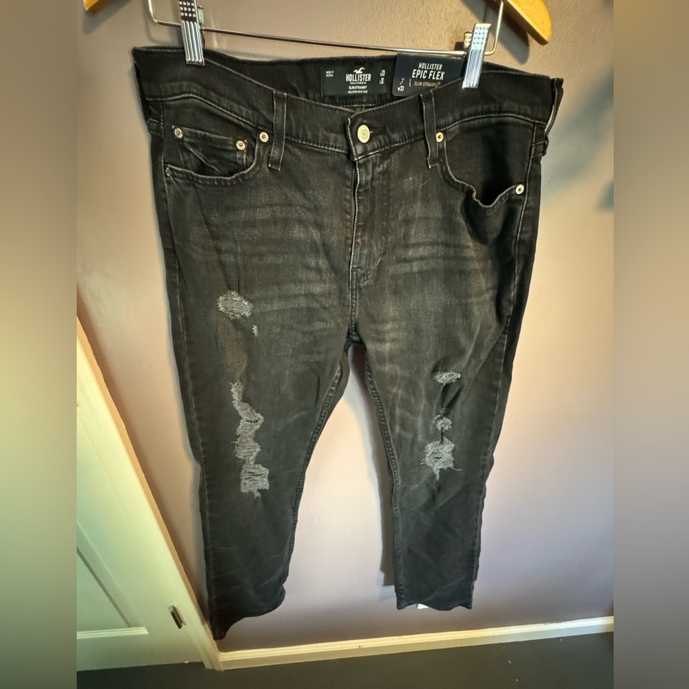 Brand New Men’s 33x32 Hollister Black Distressed Jeans.